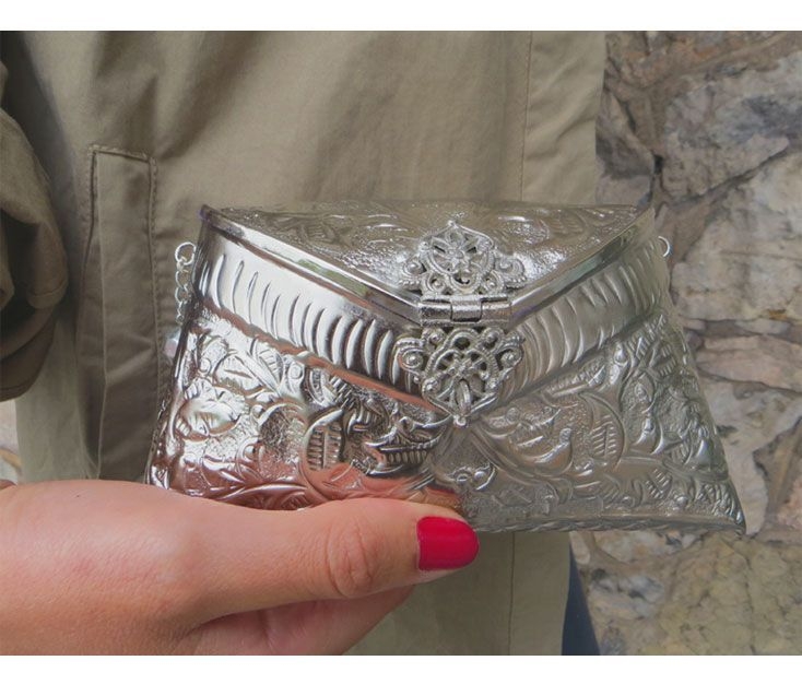 bolso de laton dorado